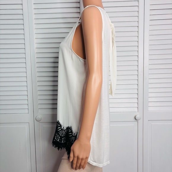 2/$25 EXPRESS White Sleeveless Lightweight Polyester Blouse Size Large - Picture 3 of 7